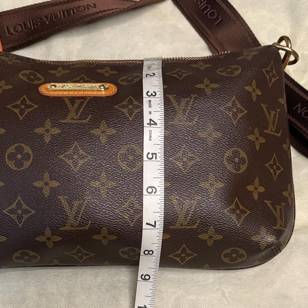 Louis vuitton Monogram Shoulder Bag with Tan Trim and Gold Hardware - Picture 3 of 11